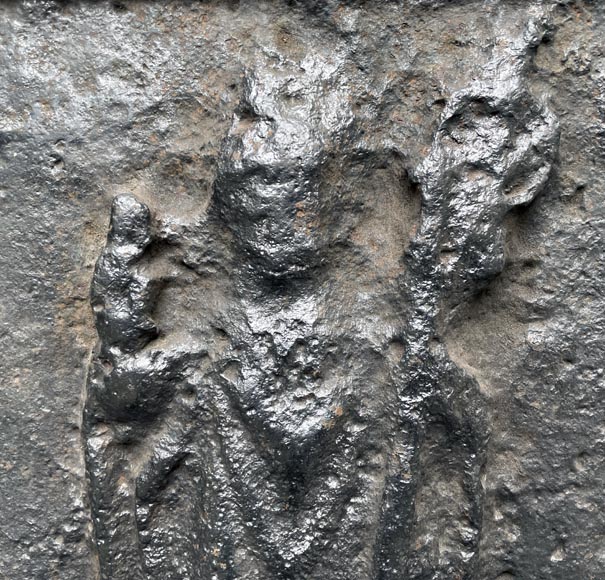 Plaque de cheminée du XVIe siècle figurant un évêque ou un saint Plaque de cheminée du XVIe siècle figurant un évêque ou un saint-2