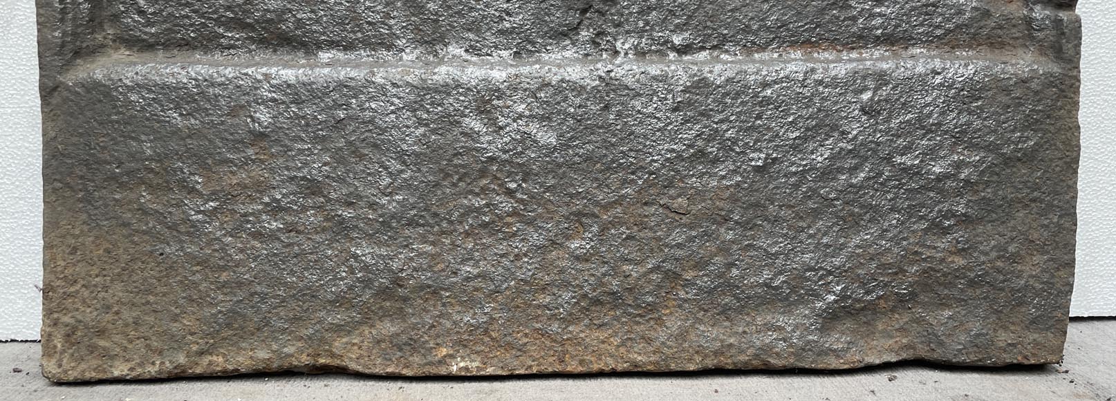 Plaque de cheminée du XVIe siècle figurant un évêque ou un saint Plaque de cheminée du XVIe siècle figurant un évêque ou un saint-3