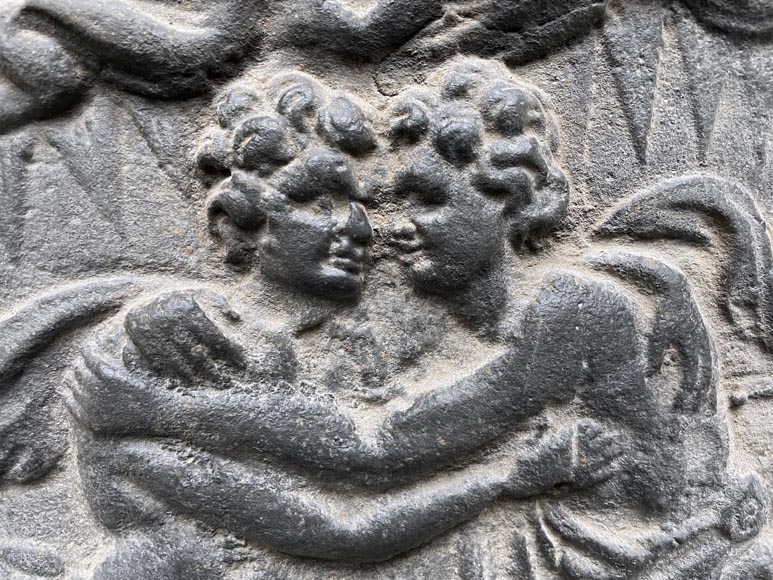 Plaque de cheminée du XVIIIe siècle figurant une scène de conciliation Plaque de cheminée du XVIIIe siècle figurant une scène de conciliation-1