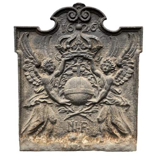 Plaque de cheminée datée de 1626 représentant une orbe crucifère encadrée par deux anges