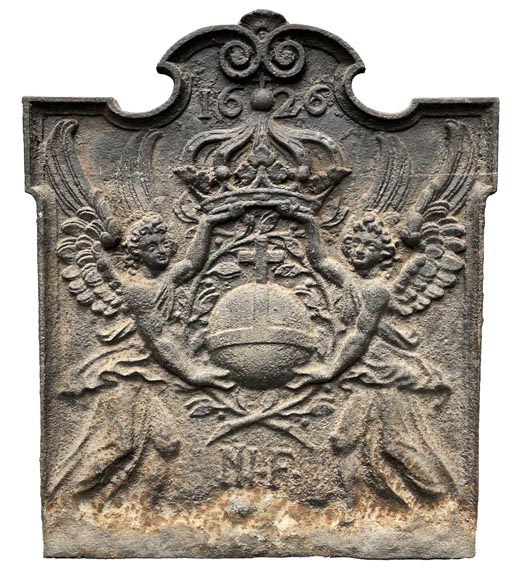 Plaque de cheminée datée de 1626 représentant une orbe crucifère encadrée par deux anges Plaque de cheminée datée de 1626 représentant une orbe crucifère encadrée par deux anges-0