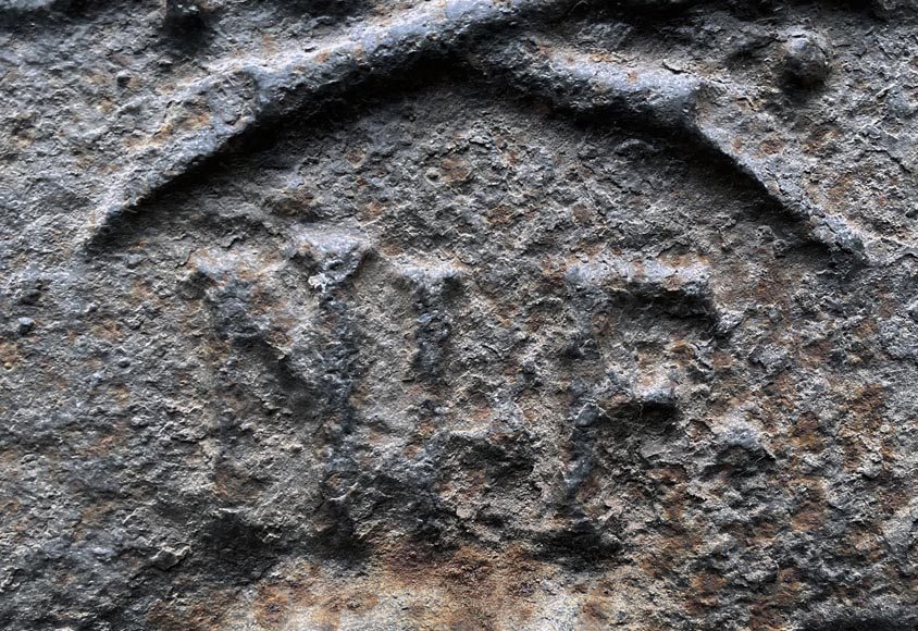 Plaque de cheminée datée de 1626 représentant une orbe crucifère encadrée par deux anges Plaque de cheminée datée de 1626 représentant une orbe crucifère encadrée par deux anges-4