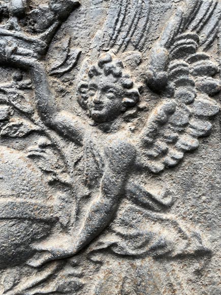 Plaque de cheminée datée de 1626 représentant une orbe crucifère encadrée par deux anges Plaque de cheminée datée de 1626 représentant une orbe crucifère encadrée par deux anges-5