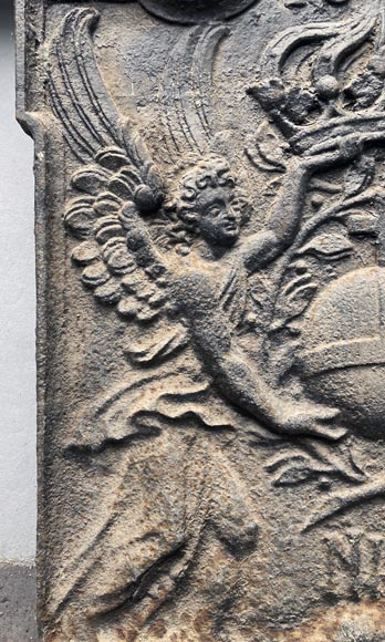 Plaque de cheminée datée de 1626 représentant une orbe crucifère encadrée par deux anges Plaque de cheminée datée de 1626 représentant une orbe crucifère encadrée par deux anges-6