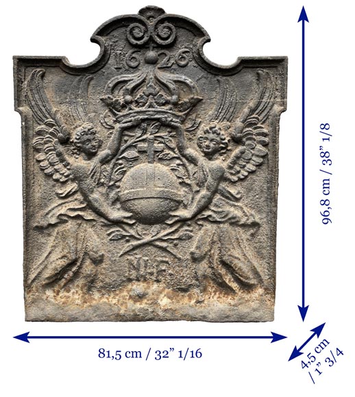 Plaque de cheminée datée de 1626 représentant une orbe crucifère encadrée par deux anges Plaque de cheminée datée de 1626 représentant une orbe crucifère encadrée par deux anges-9