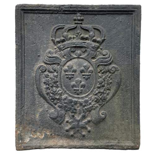 Plaque de cheminée du XVIIIe siècle représentant les armes de France et la couronne royale