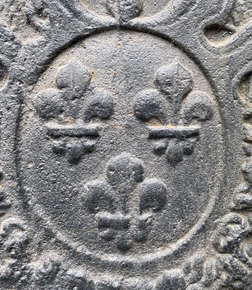 Plaque de cheminée du XVIIIe siècle représentant les armes de France et la couronne royale Plaque de cheminée du XVIIIe siècle représentant les armes de France et la couronne royale-2