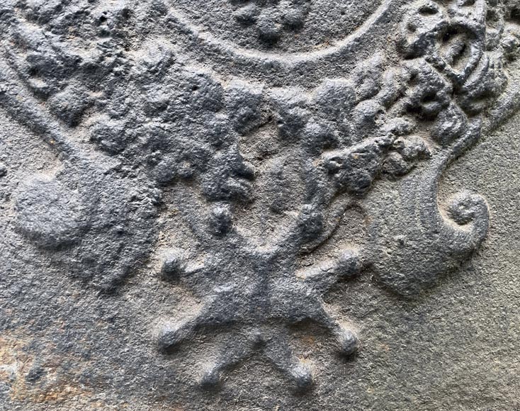 Plaque de cheminée du XVIIIe siècle représentant les armes de France et la couronne royale Plaque de cheminée du XVIIIe siècle représentant les armes de France et la couronne royale-4