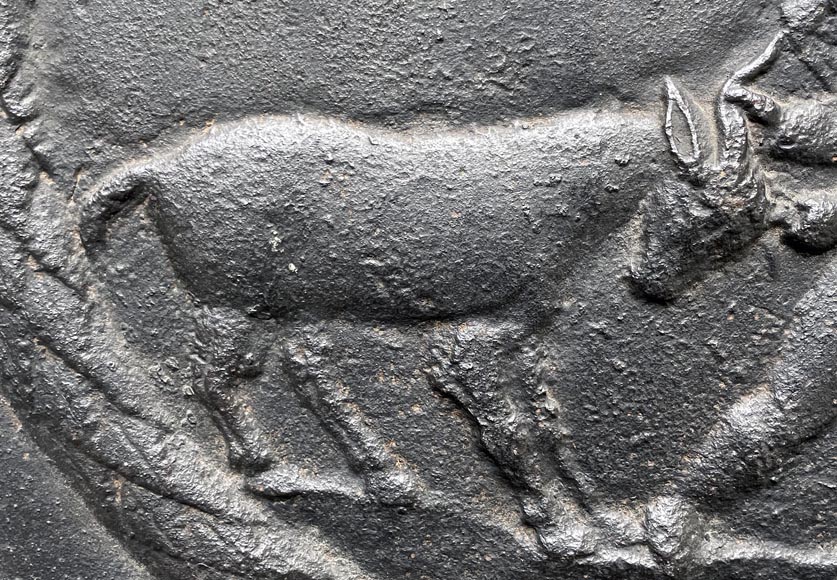 Plaque de cheminée du XVIIIe siècle figurant un amour s’amusant avec une chèvre Plaque de cheminée du XVIIIe siècle figurant un amour s’amusant avec une chèvre-2