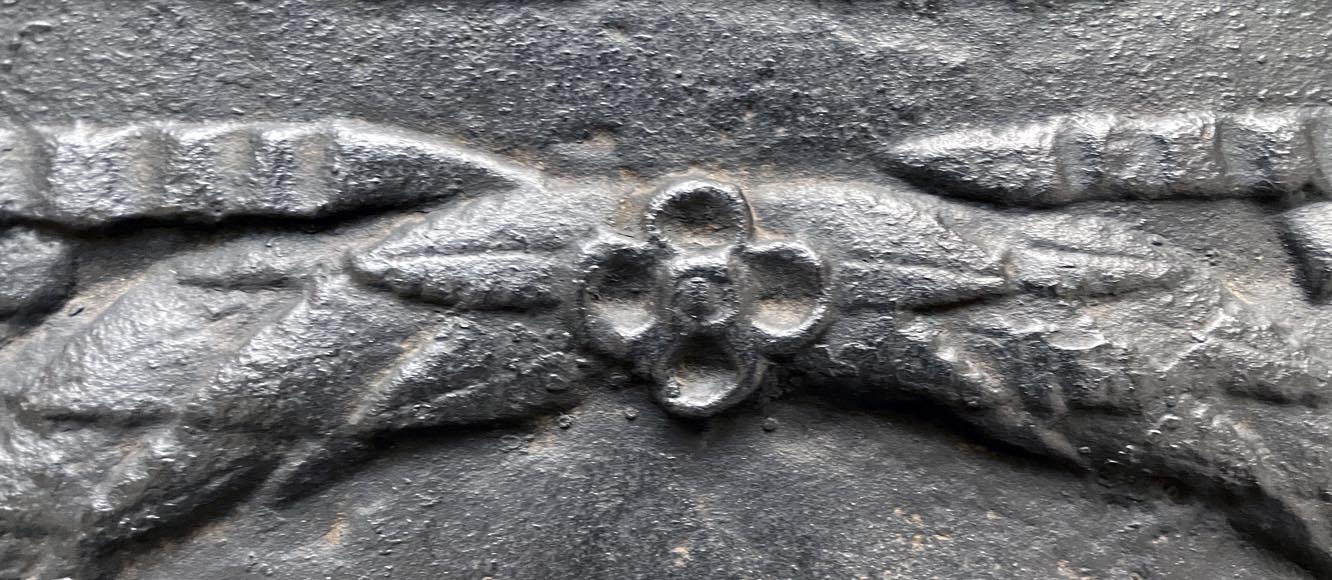 Plaque de cheminée du XVIIIe siècle figurant un amour s’amusant avec une chèvre Plaque de cheminée du XVIIIe siècle figurant un amour s’amusant avec une chèvre-4