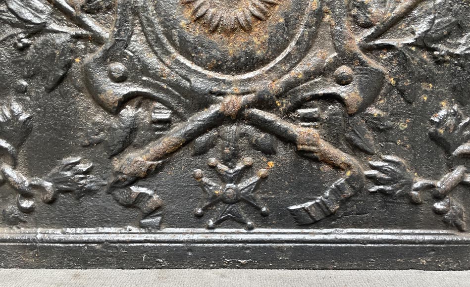 Plaque de cheminée du XIXe siècle à l’écu orné d’un tournesol Plaque de cheminée du XIXe siècle à l’écu orné d’un tournesol-2