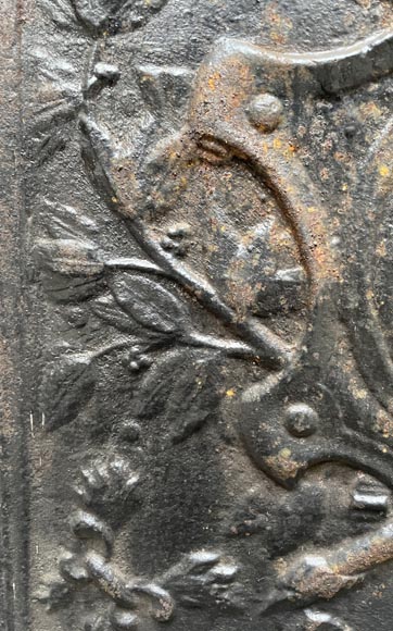 Plaque de cheminée du XIXe siècle à l’écu orné d’un tournesol Plaque de cheminée du XIXe siècle à l’écu orné d’un tournesol-3