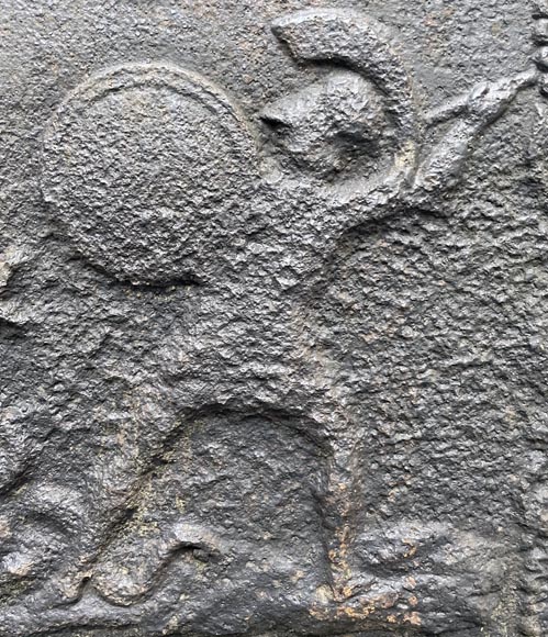 Plaque de cheminée du XIXe siècle représentant une scène de combat mythologique Plaque de cheminée du XIXe siècle représentant une scène de combat mythologique-1