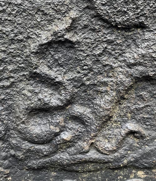 Plaque de cheminée du XIXe siècle représentant une scène de combat mythologique Plaque de cheminée du XIXe siècle représentant une scène de combat mythologique-2