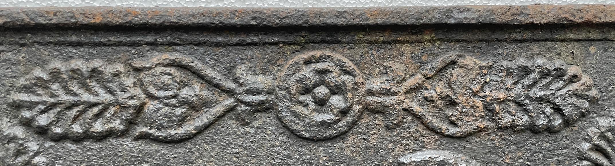 Plaque de cheminée du XIXe siècle représentant une scène de combat mythologique Plaque de cheminée du XIXe siècle représentant une scène de combat mythologique-3