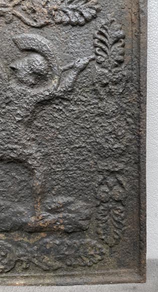 Plaque de cheminée du XIXe siècle représentant une scène de combat mythologique Plaque de cheminée du XIXe siècle représentant une scène de combat mythologique-4