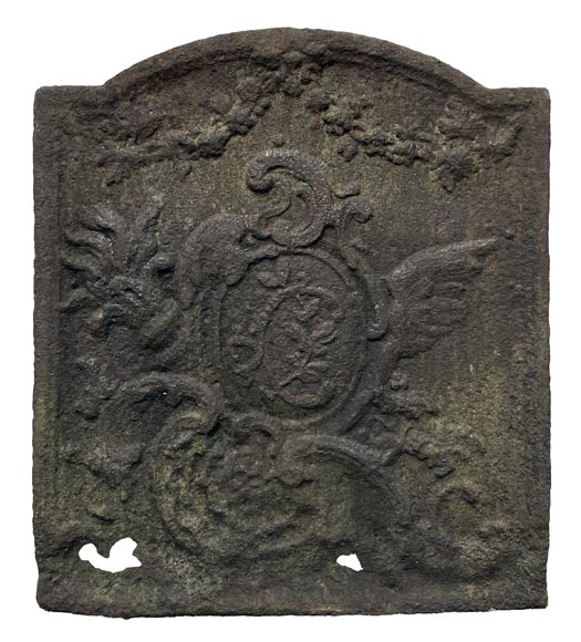 Petite plaque de cheminée de style Louis XV , décoré d’un médaillon orné d’un C enluminé Petite plaque de cheminée de style Louis XV , décoré d’un médaillon orné d’un C enluminé-0