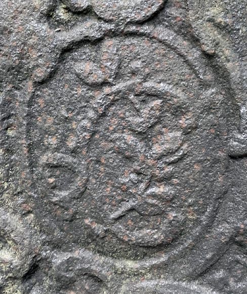 Petite plaque de cheminée de style Louis XV , décoré d’un médaillon orné d’un C enluminé Petite plaque de cheminée de style Louis XV , décoré d’un médaillon orné d’un C enluminé-2