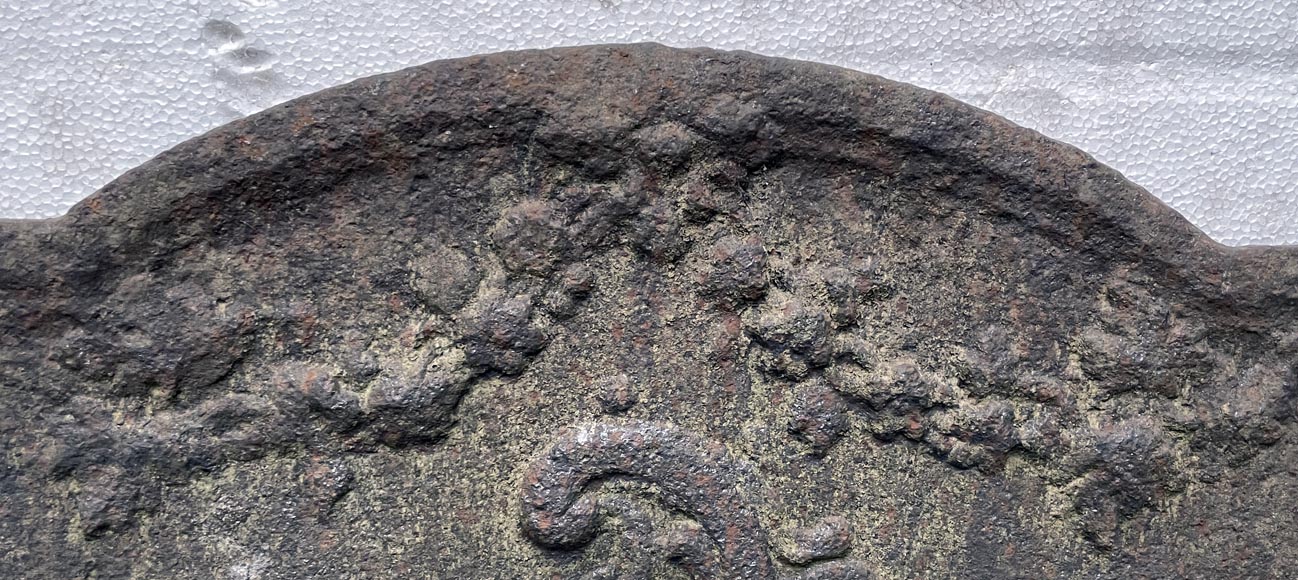 Petite plaque de cheminée de style Louis XV , décoré d’un médaillon orné d’un C enluminé Petite plaque de cheminée de style Louis XV , décoré d’un médaillon orné d’un C enluminé-3