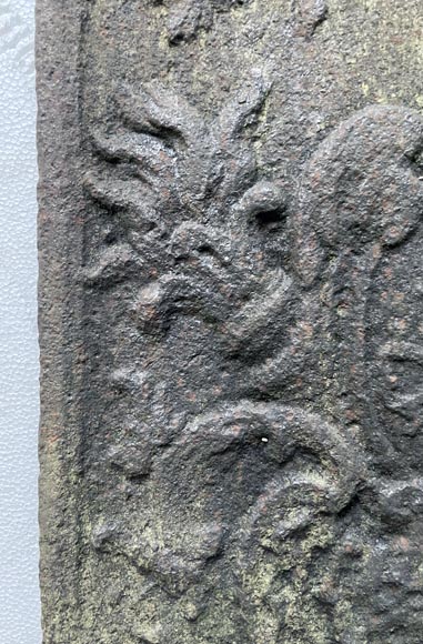 Petite plaque de cheminée de style Louis XV , décoré d’un médaillon orné d’un C enluminé Petite plaque de cheminée de style Louis XV , décoré d’un médaillon orné d’un C enluminé-4