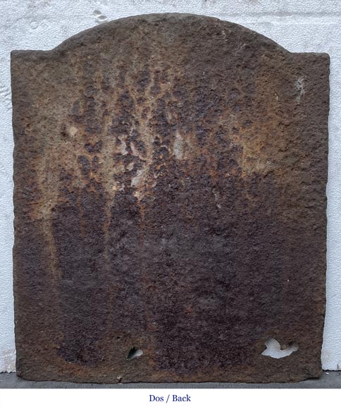 Petite plaque de cheminée de style Louis XV , décoré d’un médaillon orné d’un C enluminé Petite plaque de cheminée de style Louis XV , décoré d’un médaillon orné d’un C enluminé-5