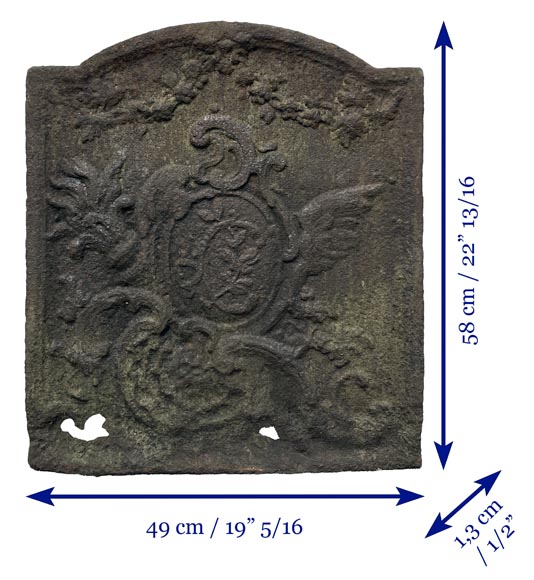 Petite plaque de cheminée de style Louis XV , décoré d’un médaillon orné d’un C enluminé Petite plaque de cheminée de style Louis XV , décoré d’un médaillon orné d’un C enluminé-6