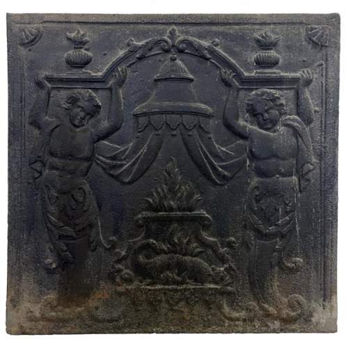 Plaque de cheminée du XVIIIe siècle à la salamandre et aux deux atlantes supportant un entablement aux vases à feu