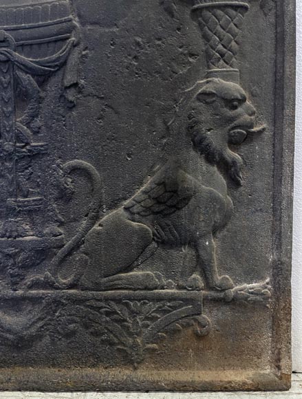 Plaque de cheminée du XVIIIe siècle représentant un vase sur trépied à feu encadré de deux chimères supportant des corbeilles de fruits Plaque de cheminée du XVIIIe siècle représentant un vase sur trépied à feu encadré de deux chimères supportant des corbeilles de fruits-3