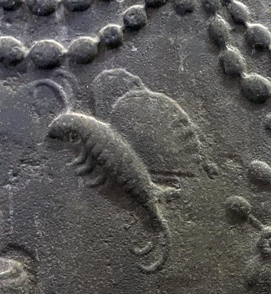 Plaque de cheminée du XVIIIe siècle représentant un vase sur trépied à feu encadré de deux chimères supportant des corbeilles de fruits Plaque de cheminée du XVIIIe siècle représentant un vase sur trépied à feu encadré de deux chimères supportant des corbeilles de fruits-4