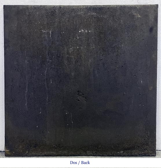 Plaque de cheminée du XVIIIe siècle représentant un vase sur trépied à feu encadré de deux chimères supportant des corbeilles de fruits Plaque de cheminée du XVIIIe siècle représentant un vase sur trépied à feu encadré de deux chimères supportant des corbeilles de fruits-5