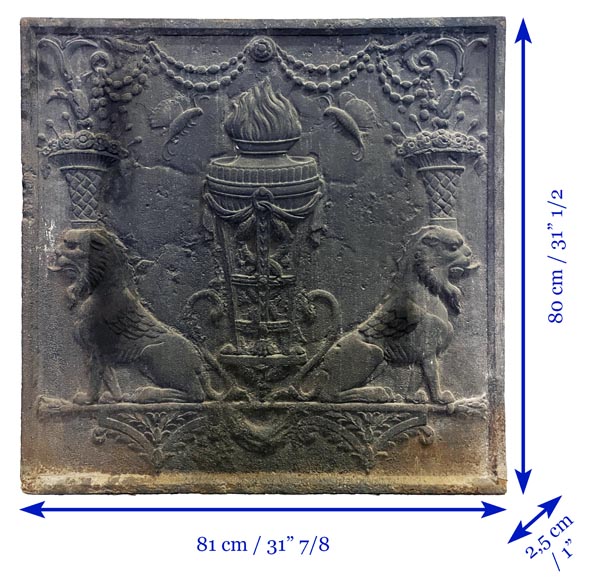 Plaque de cheminée du XVIIIe siècle représentant un vase sur trépied à feu encadré de deux chimères supportant des corbeilles de fruits Plaque de cheminée du XVIIIe siècle représentant un vase sur trépied à feu encadré de deux chimères supportant des corbeilles de fruits-6