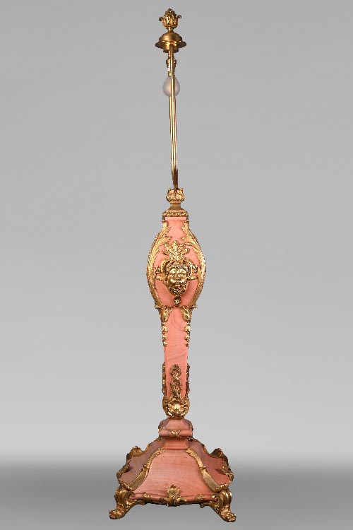 Fonderie Fumière & Cie, Lampe en marbre rose d’inspiration rocaille aux mascarons de bronze doré, vers 1906-1926