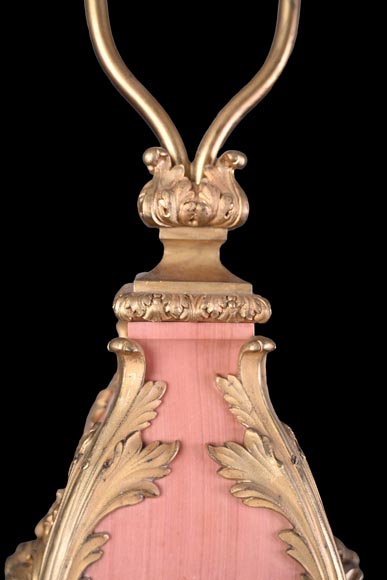 Fonderie Fumière & Cie, Lampe en marbre rose d’inspiration rocaille aux mascarons de bronze doré, vers 1906-1926 Fonderie Fumière & Cie, Lampe en marbre rose d’inspiration rocaille aux mascarons de bronze doré, vers 1906-1926-4