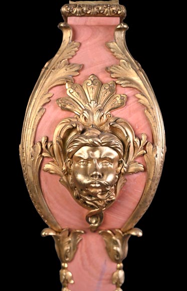 Fonderie Fumière & Cie, Lampe en marbre rose d’inspiration rocaille aux mascarons de bronze doré, vers 1906-1926 Fonderie Fumière & Cie, Lampe en marbre rose d’inspiration rocaille aux mascarons de bronze doré, vers 1906-1926-5