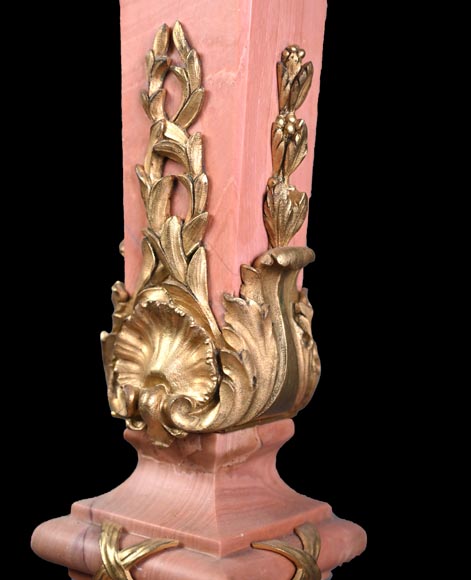 Fonderie Fumière & Cie, Lampe en marbre rose d’inspiration rocaille aux mascarons de bronze doré, vers 1906-1926 Fonderie Fumière & Cie, Lampe en marbre rose d’inspiration rocaille aux mascarons de bronze doré, vers 1906-1926-7