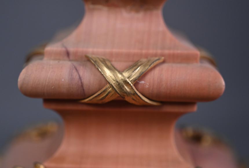 Fonderie Fumière & Cie, Lampe en marbre rose d’inspiration rocaille aux mascarons de bronze doré, vers 1906-1926 Fonderie Fumière & Cie, Lampe en marbre rose d’inspiration rocaille aux mascarons de bronze doré, vers 1906-1926-8