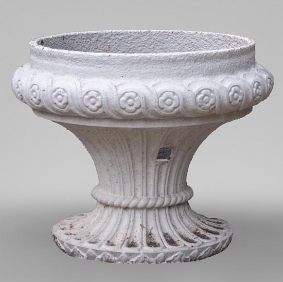 Vase de style Louis XVI à décor de cordage et de fleurs Vase de style Louis XVI à décor de cordage et de fleurs-0