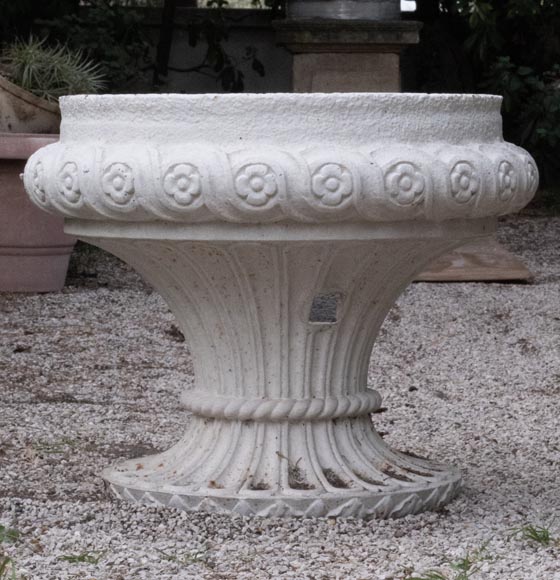 Vase de style Louis XVI à décor de cordage et de fleurs Vase de style Louis XVI à décor de cordage et de fleurs-1