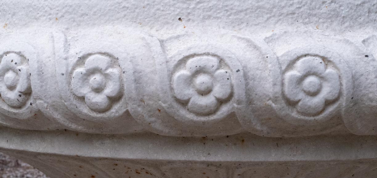 Vase de style Louis XVI à décor de cordage et de fleurs Vase de style Louis XVI à décor de cordage et de fleurs-3