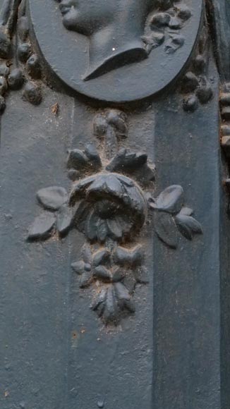 Socle en fonte au profil de femme Socle en fonte au profil de femme-5