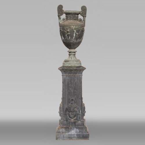 Vase de style grec et son socle egyptisant, fonte de fer