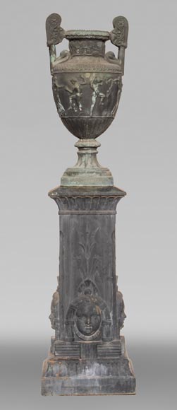 Vase de style grec et son socle egyptisant, fonte de fer Vase de style grec et son socle egyptisant, fonte de fer-0