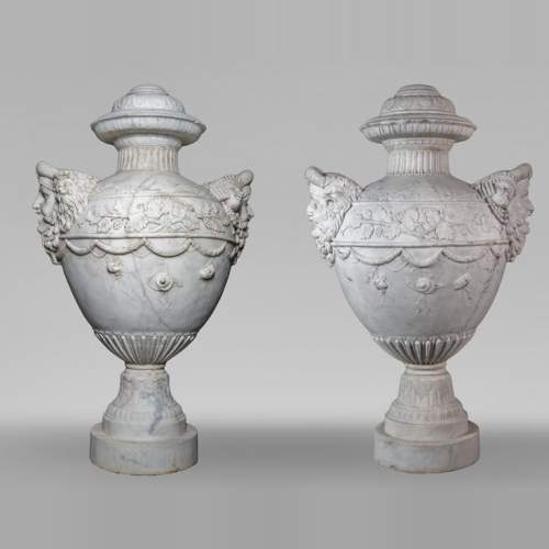Paire de grands vases en marbre aux décors de masques de théâtre