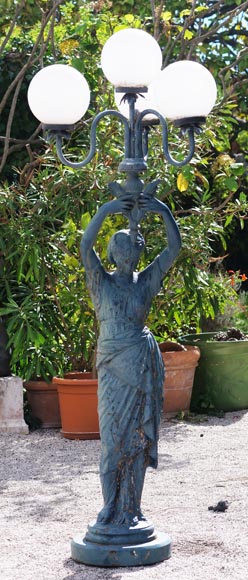 Paire de lampadaires en fonte en forme de femmes drapées Paire de lampadaires en fonte en forme de femmes drapées-1