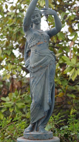 Paire de lampadaires en fonte en forme de femmes drapées Paire de lampadaires en fonte en forme de femmes drapées-4