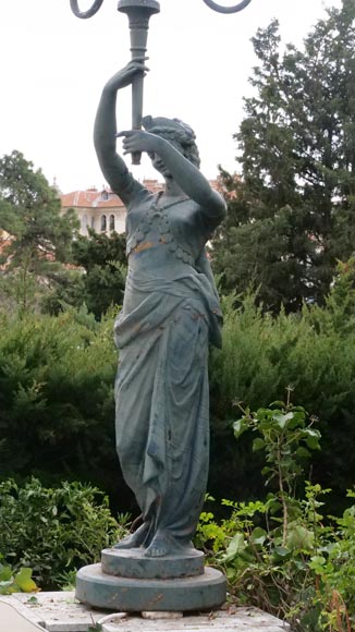 Paire de lampadaires en fonte en forme de femmes drapées Paire de lampadaires en fonte en forme de femmes drapées-5