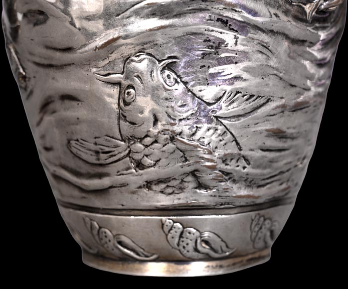 Ernest CARRIÈRE pour CHRISTOFLE – Vase ovoïde japonisant « Algues et poissons » en métal argenté Ernest CARRIÈRE pour CHRISTOFLE – Vase ovoïde japonisant « Algues et poissons » en métal argenté-5