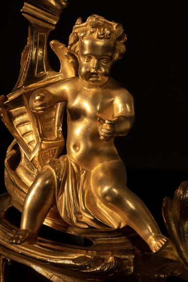Paire de chenets de style Louis XV à décor de putti Paire de chenets de style Louis XV à décor de putti-3