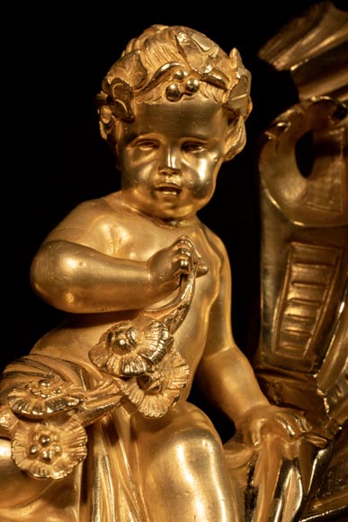 Paire de chenets de style Louis XV à décor de putti Paire de chenets de style Louis XV à décor de putti-4