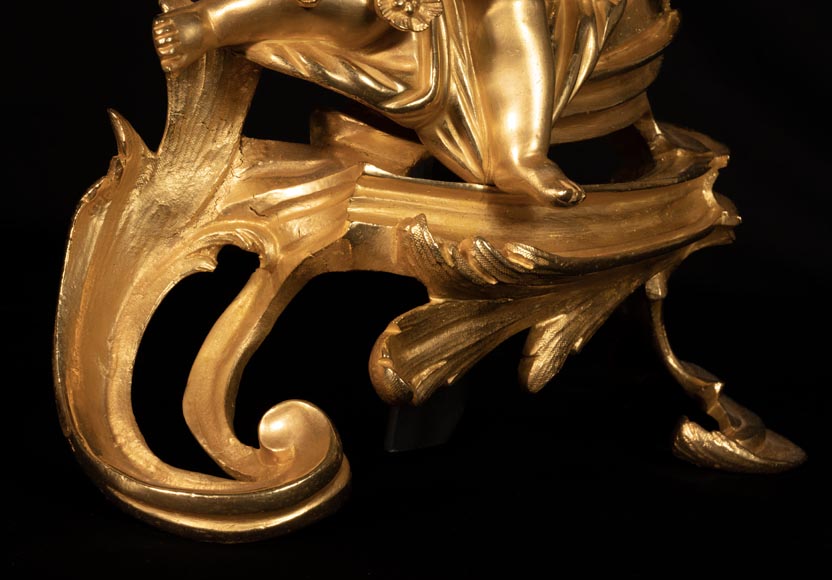 Paire de chenets de style Louis XV à décor de putti Paire de chenets de style Louis XV à décor de putti-5
